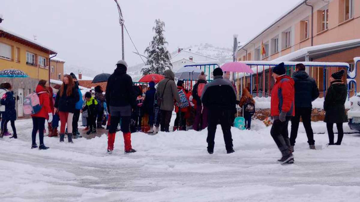 Alumnos y familias esperando fuera del colegio durante esta semana. | L.N.C.