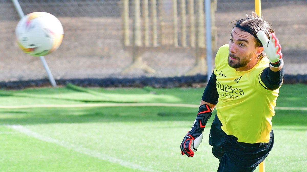 Miguel San Román se dispone a hacer una estirada en un entrenamiento con el Huesca. | HUESCA