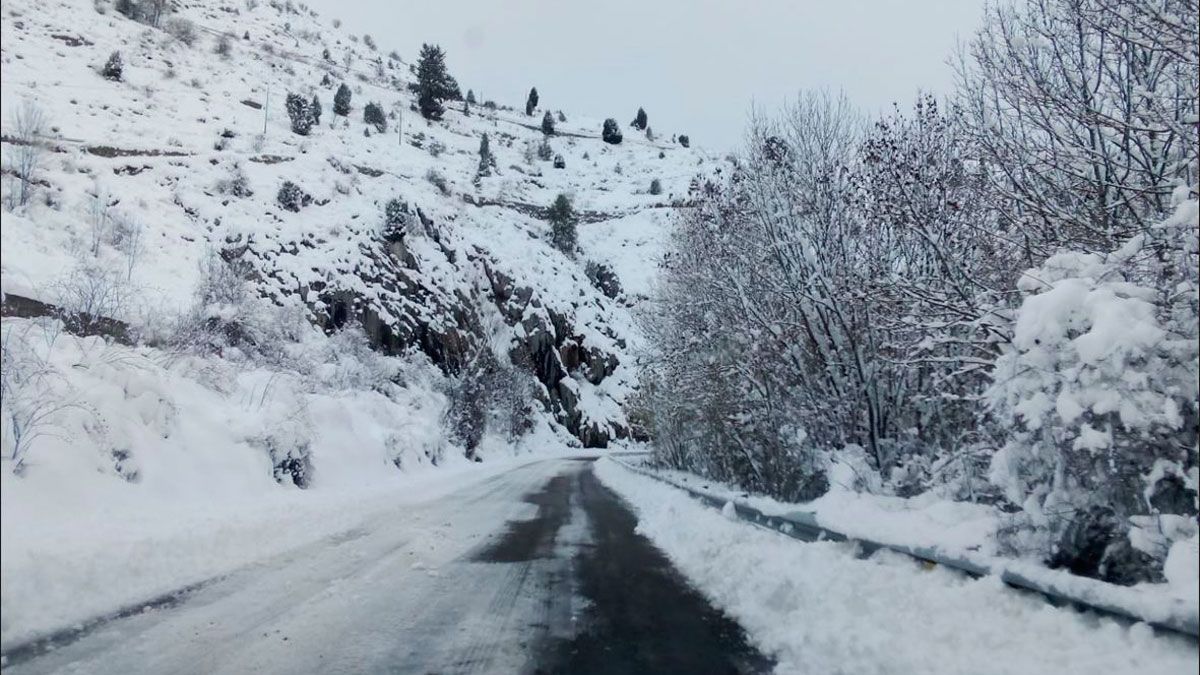 Imagen de una carretera leonesa afectada por los hielos. | L.N.C.