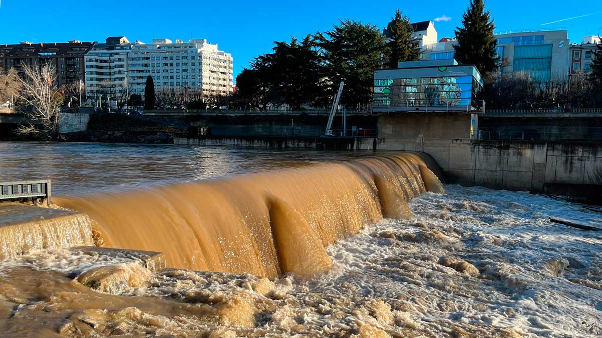 Imagen del Bernesga a su paso por la capital leonesa este viernes. | SAÚL ARÉN