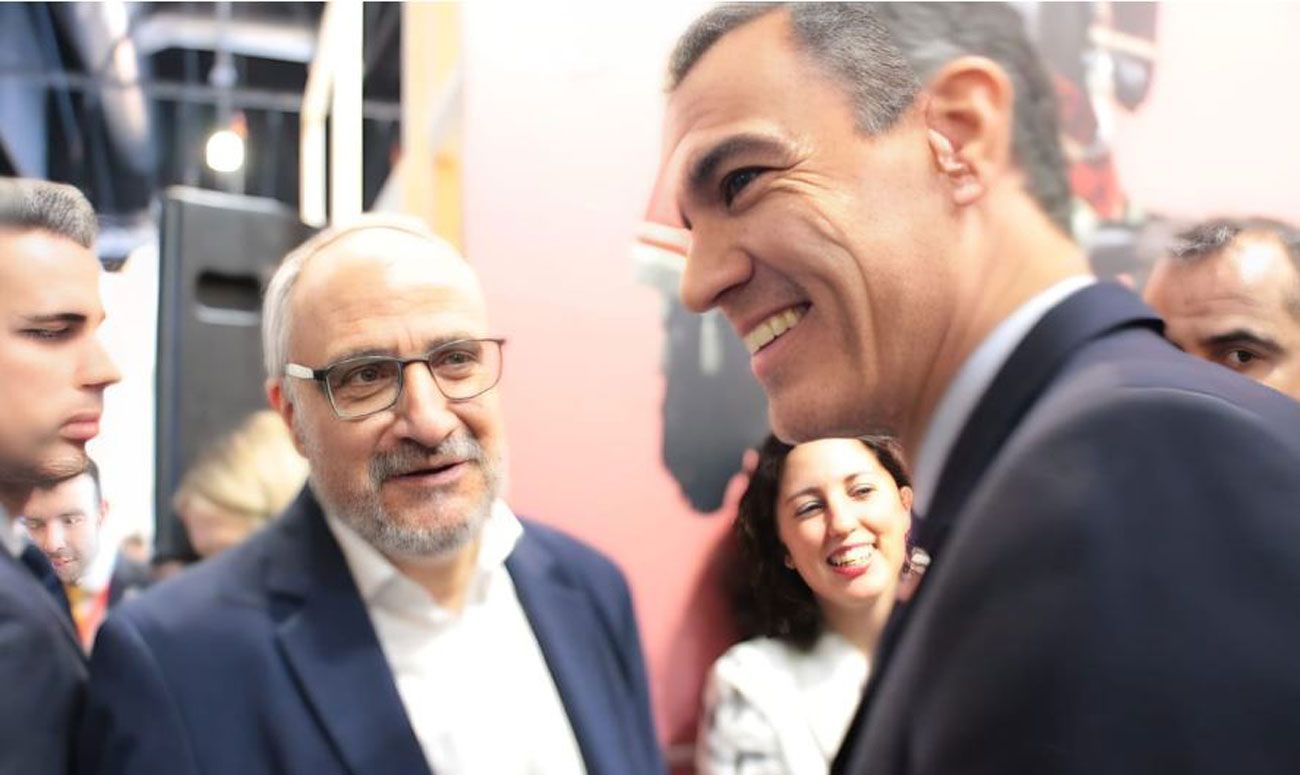 El presidente del Gobierno, Pedro Sánchez, junto al alcalde de Ponferrada, Olegario Ramón, en Fitur.