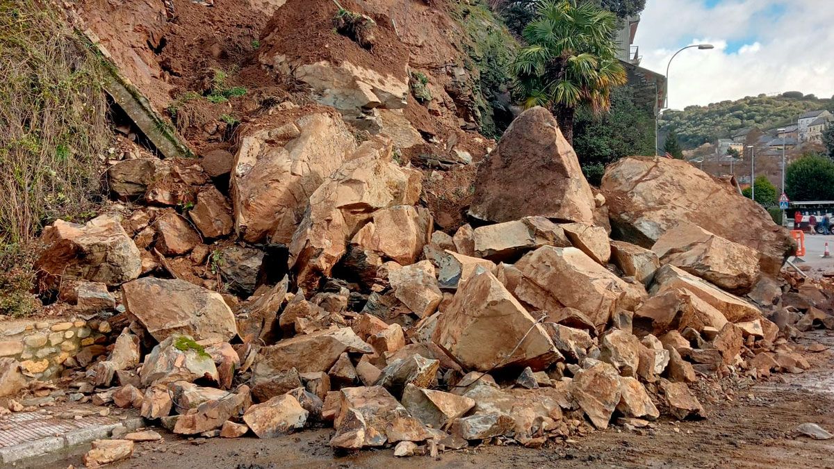 Desprendimiento sobre el vial en Torre del Bierzo.