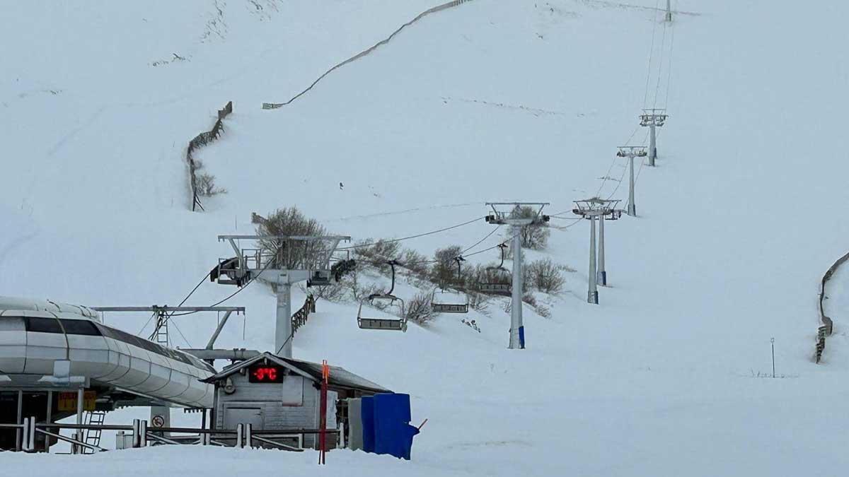 La estación de esquí de San Isidro acumula importantes espesores de nieve este viernes. | SANISIDRO.NET