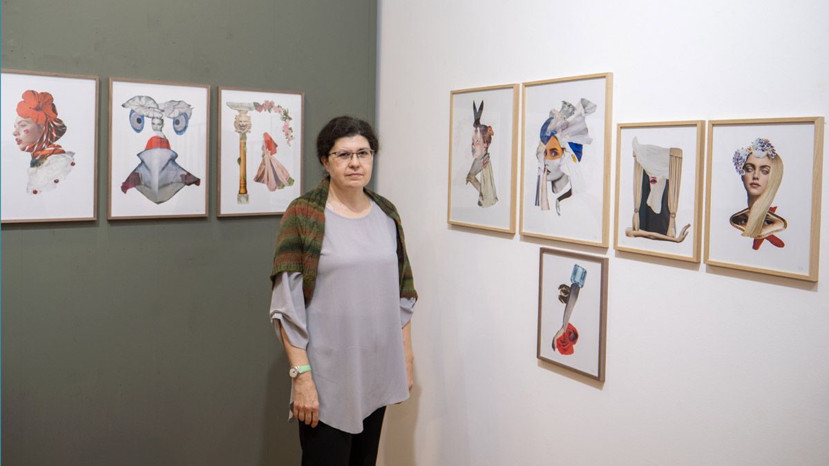 La artista Rosa Fierro posa junto a varios de los collages que se exponen hasta el domingo en la galería de arte Espacio_ E. | VICENTE GARCÍA