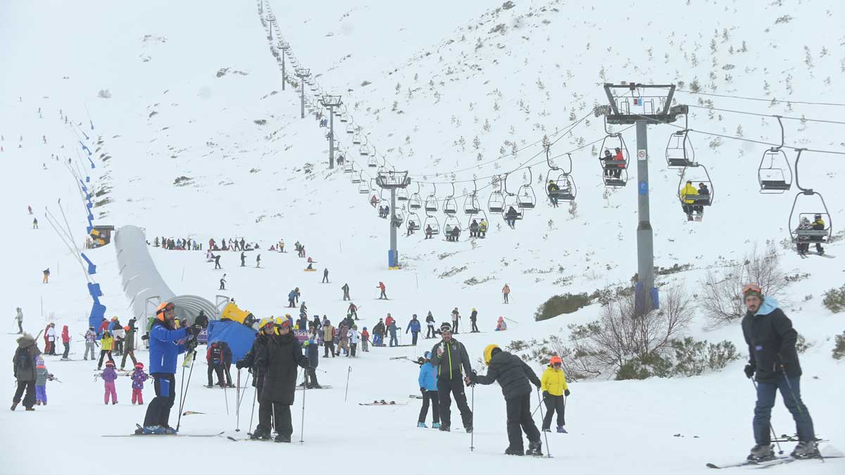 Las pistas se han llenado de esquiadores que querían disfrutar de San Isidro. | JESÚS F. SALVADORES