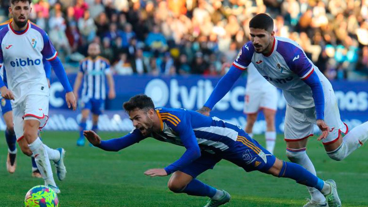 Moi es derribado en un lance del choque. | LALIGA