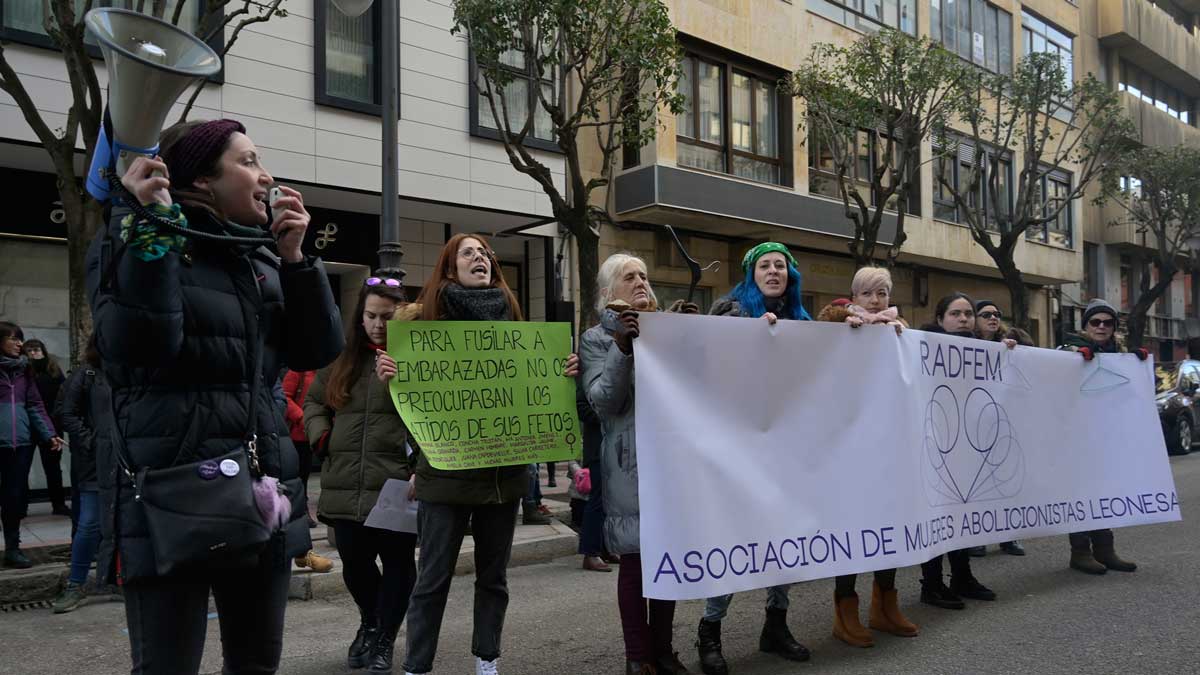 La concentración de este domingo ha tenido lugar frente a la sede de Vox en León. | JESÚS F. SALVADORES