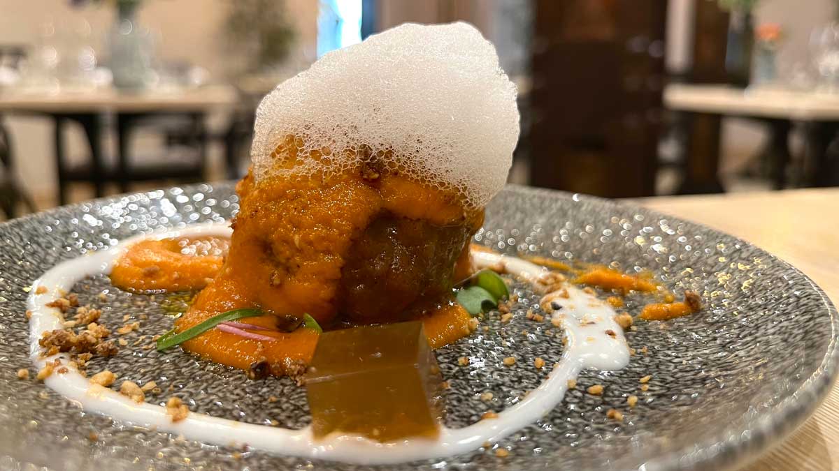 Albóndiga de Javier Rodríguez, ganadora del concurso de tapas de León. | SAÚL ARÉN Albóndiga de Javier Rodríguez, ganadora del concurso de tapas de León. | SAÚL ARÉN