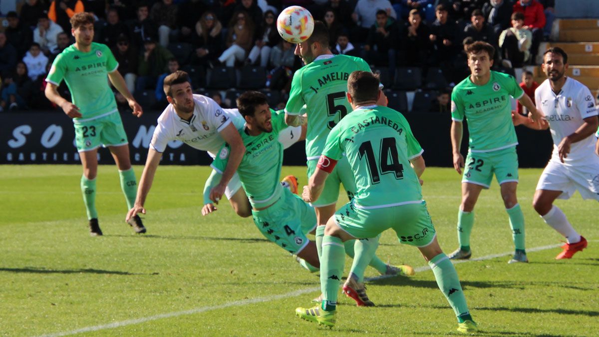 Un jugador del Ceuta remata ante la zaga culturalista. | MARÍA GARCÍA (EL FARO)