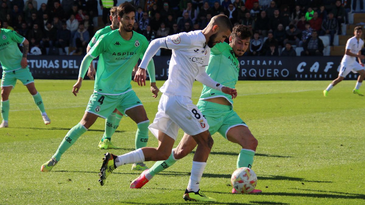 Kevin Presa trata de robar un balón. | MARÍA GARCÍA (EL FARO)