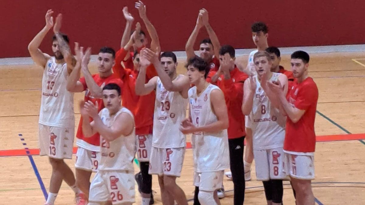 La Cultural festeja en el centro de la pista el triunfo logrado. | CULTUBALONCESTO