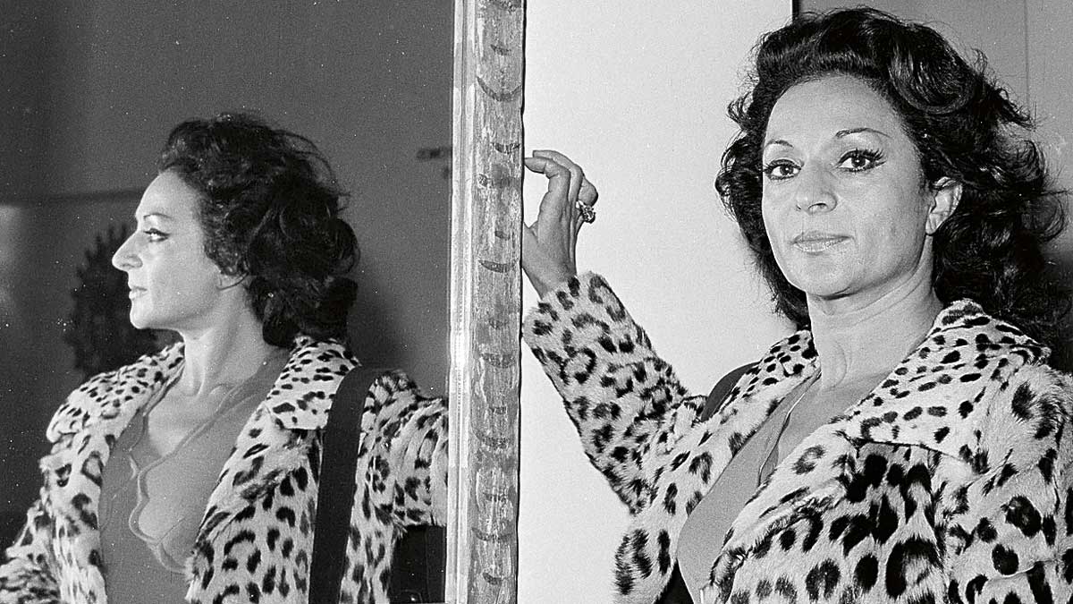 Lola ante el espejo (1971), como le pidió el fotógrafo para el reportaje. | FERNANDO RUBIO