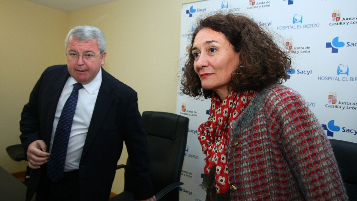 Gloria Merayo, junto al director del Hospital del Bierzo, Alfonso Rodríguez Hevia. | César Sánchez (Ical)