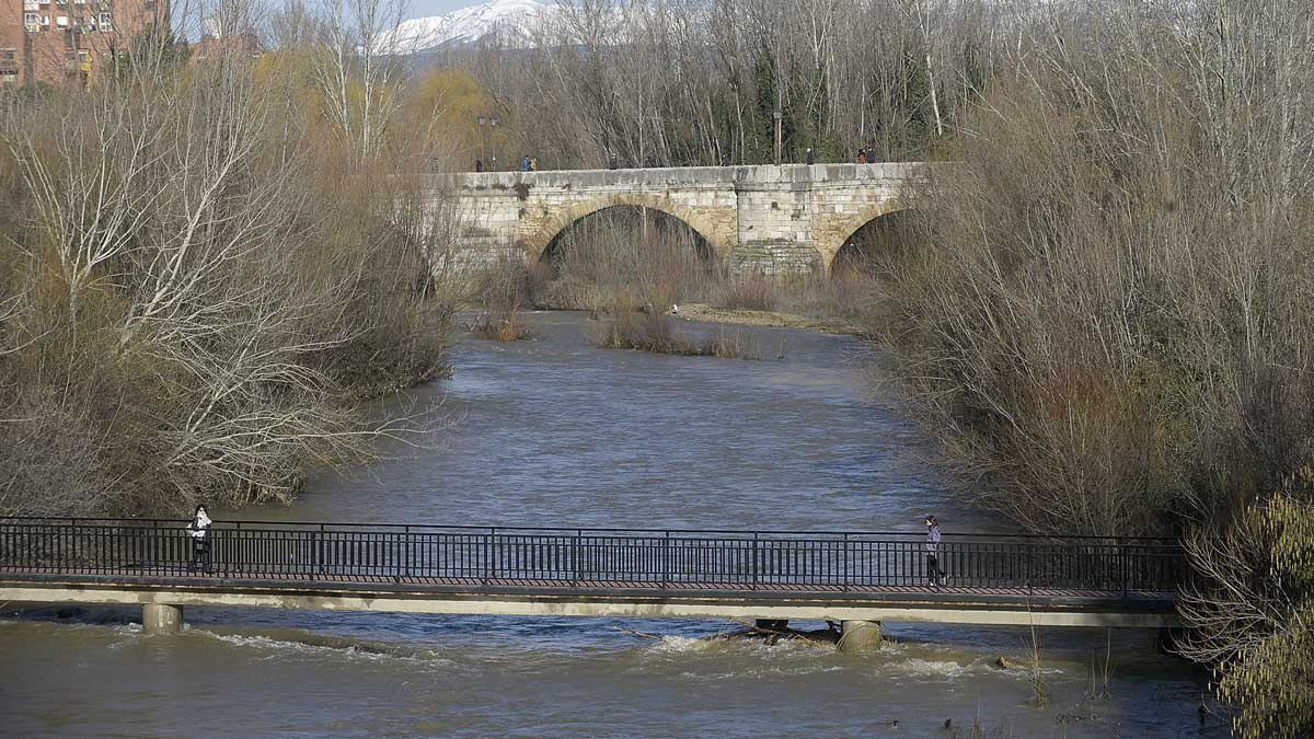 El río Bernesga a su paso por la capital leonesa. | JESÚS F. SALVADORES