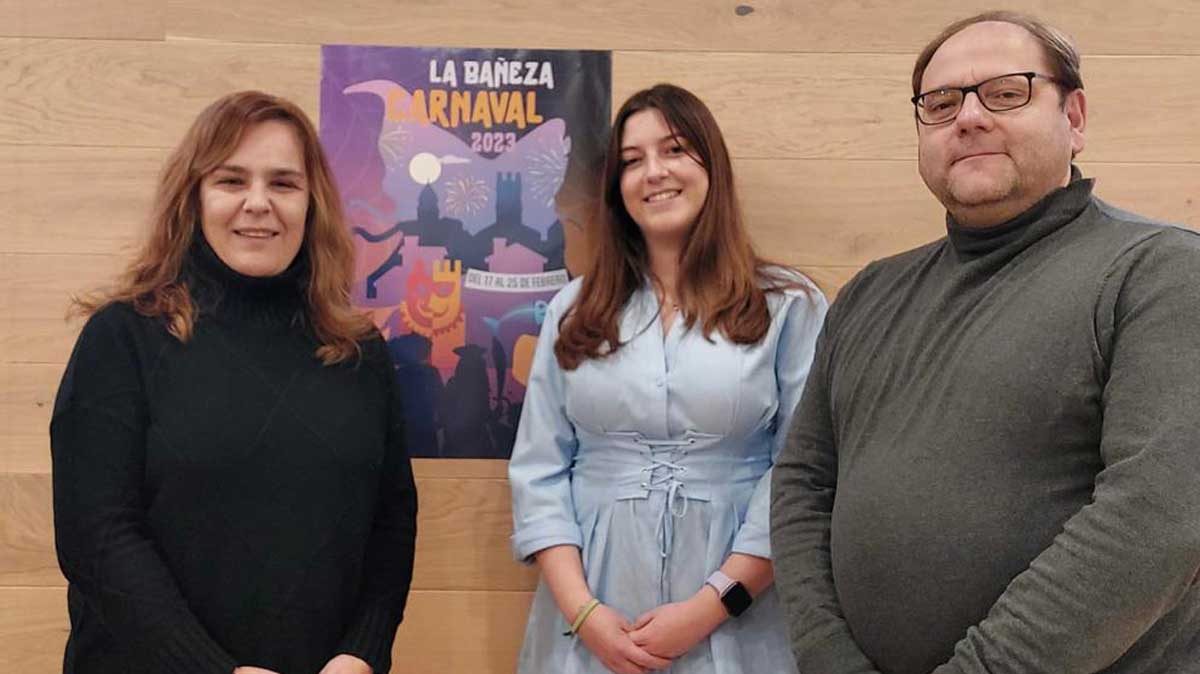 Carmen Macho y Javier Carrera posan junto a la diseñadora del cartel. | ABAJO