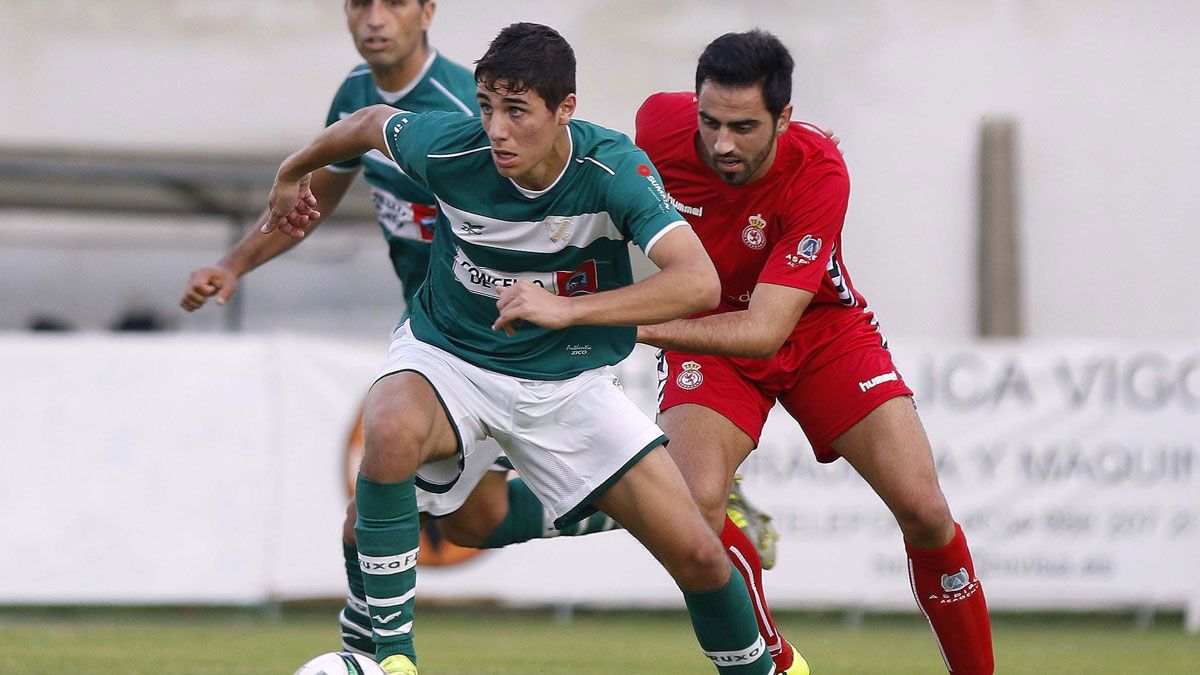 Coutado protege un balón en el partido de la pasada temporada en O Vao ante el Coruxo. | RICARDO GROBAS
