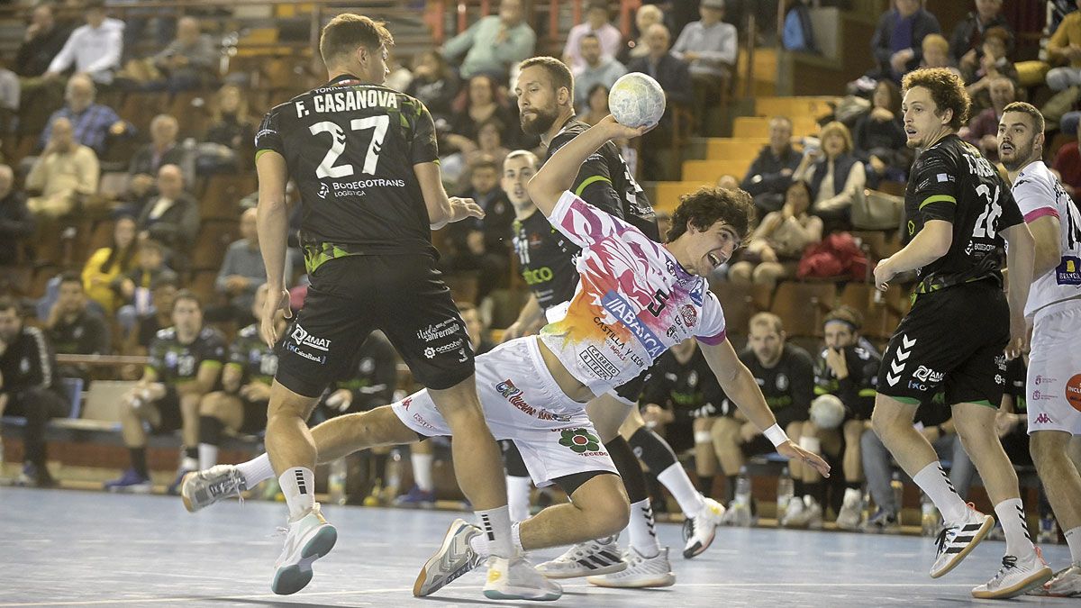 Adrián Casqueiro, durante un partido con el Ademar. | JESÚS F. SALVADORES