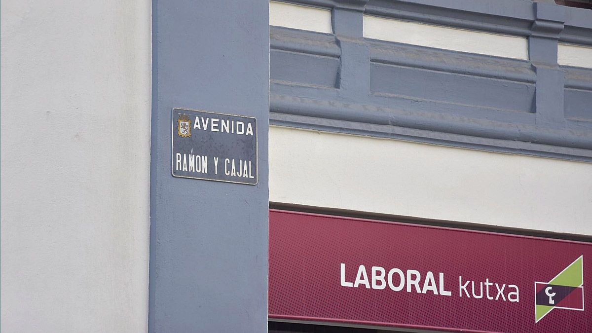 Rótulo de la avenida Ramón y Cajal en la capital leonesa. | SAÚL ARÉN