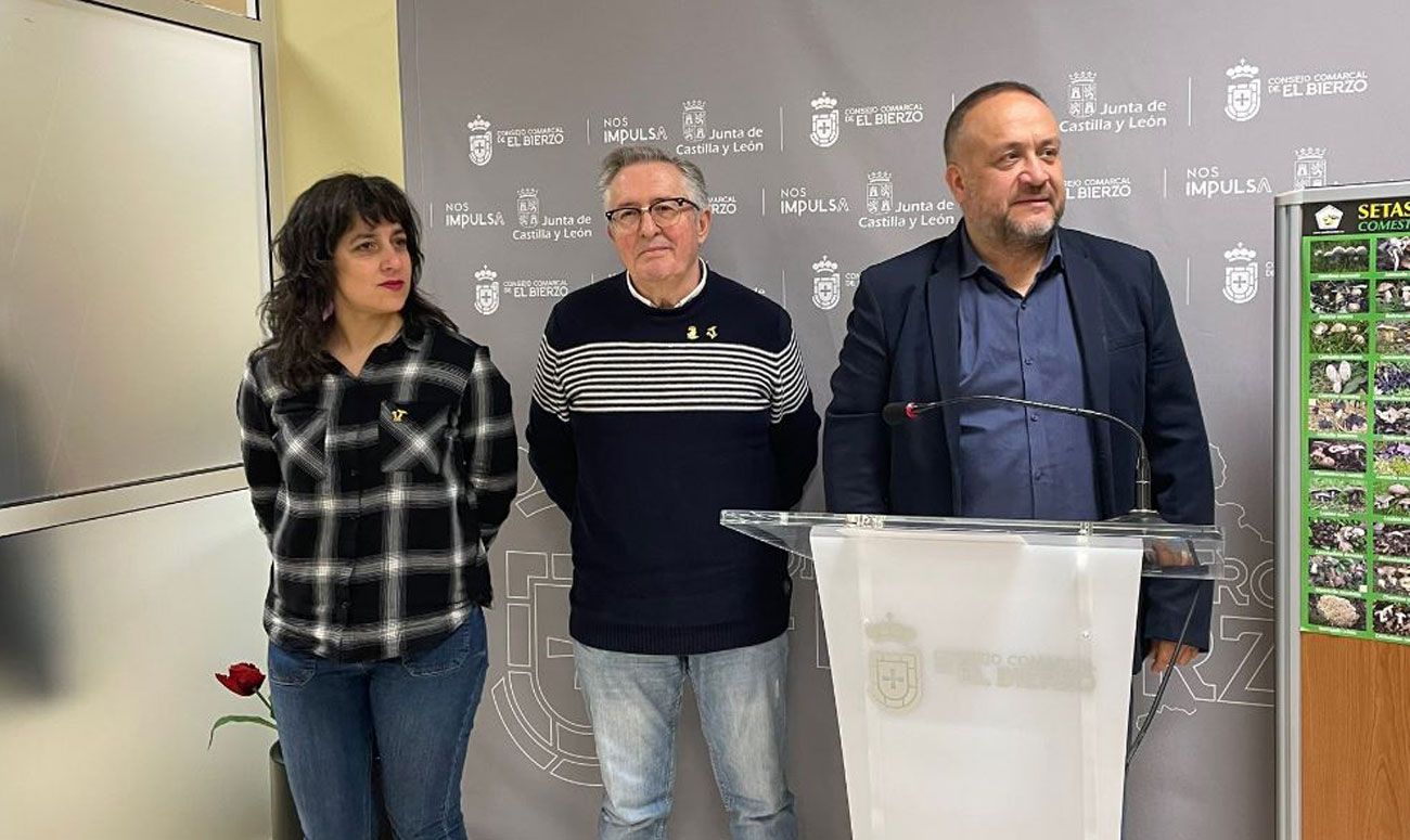 Paloma Martínez y Manuel Bernardo, de Cantharellus, con el presidente del Consejo, Álvarez Courel. | Javier Fernández