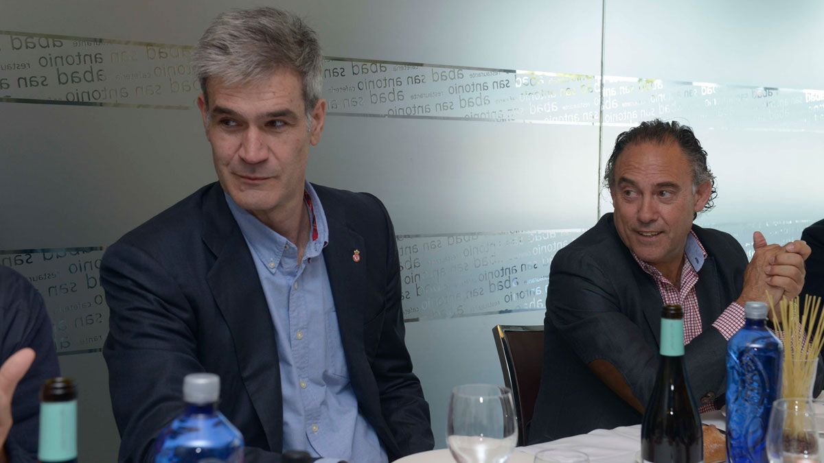 Antonio Martín, junto a Felipe Llamazares durante una de sus visitas a León. | MAURICIO PEÑA