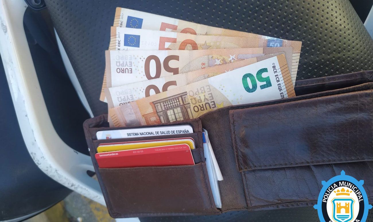 Cartera entregada a la Policía en Ponferrada. Cartera entregada a la Policía en Ponferrada.