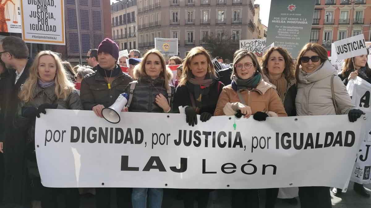 Un grupo de letrados de León participaron este martes en la protesta en Madrid. | L.N.C.