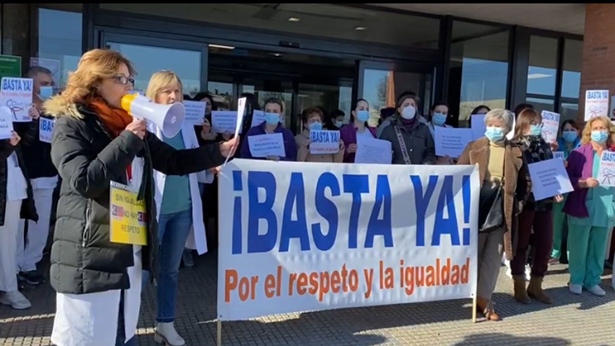 Movilización de los celadores ante el Hospital El Bierzo.