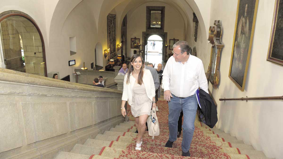 Gemma Villarroel y Antonio Silván, durante las negociaciones para el pacto de investidura. | MAURICIO PEÑA