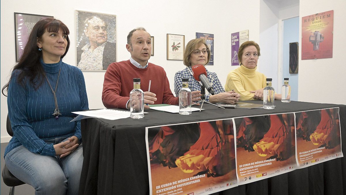 Julia Franco, César Ordóñez, Evelia Fernández y Amelia Biain en la presentación del curso. | JESÚS F. SALVADORES