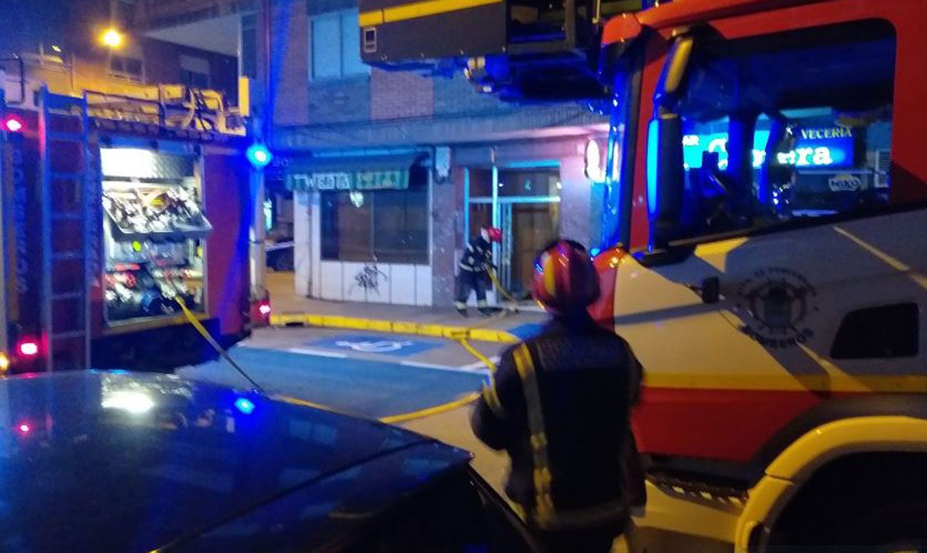 Actuación de los bomberos en el incendio. | L.B. Actuación de los bomberos en el incendio. | L.B.