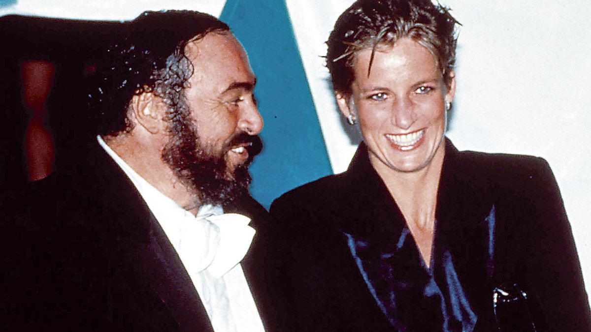 El tenor Luciano Pavarotti y la princesa de Gales se hicieron amigos íntimos tras el recital.