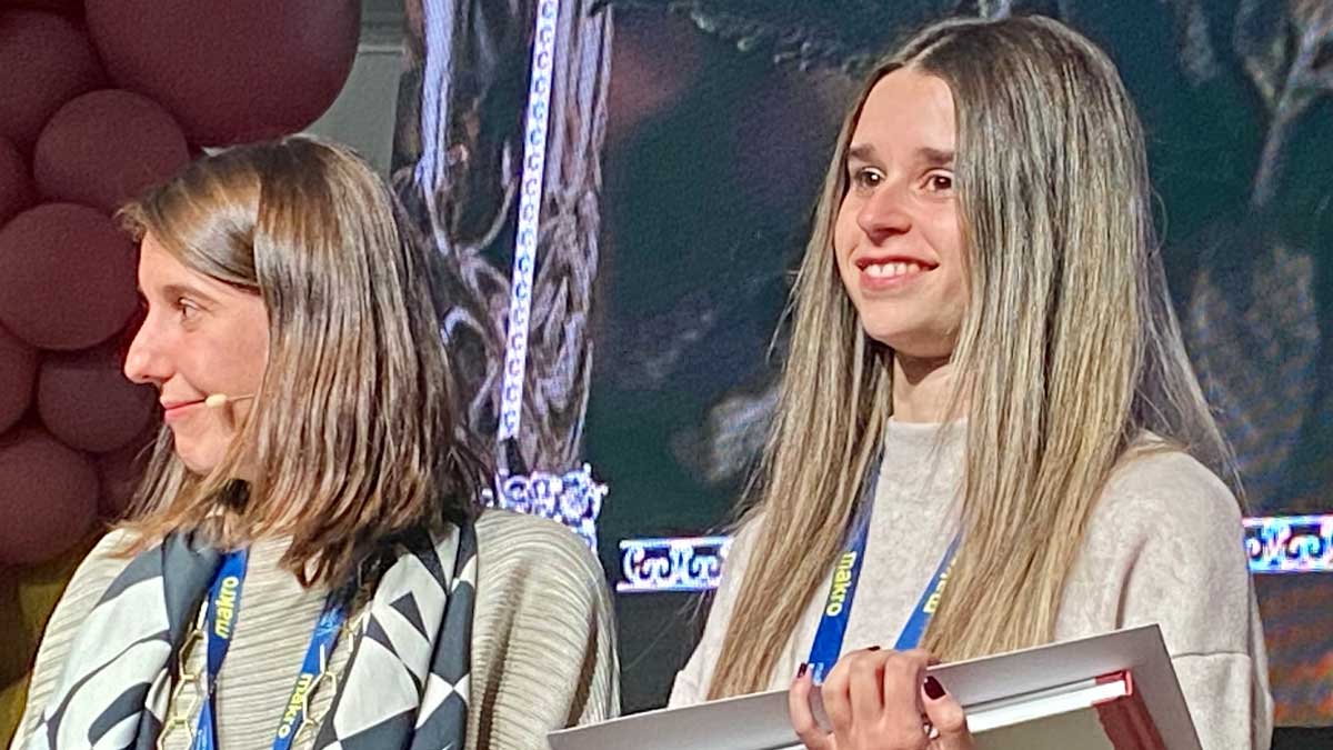 Sara González recibe el diploma acreditativo de su talento joven de manos de Rita Soler, hija de quien da nombre a estos premios. | L.N.C.