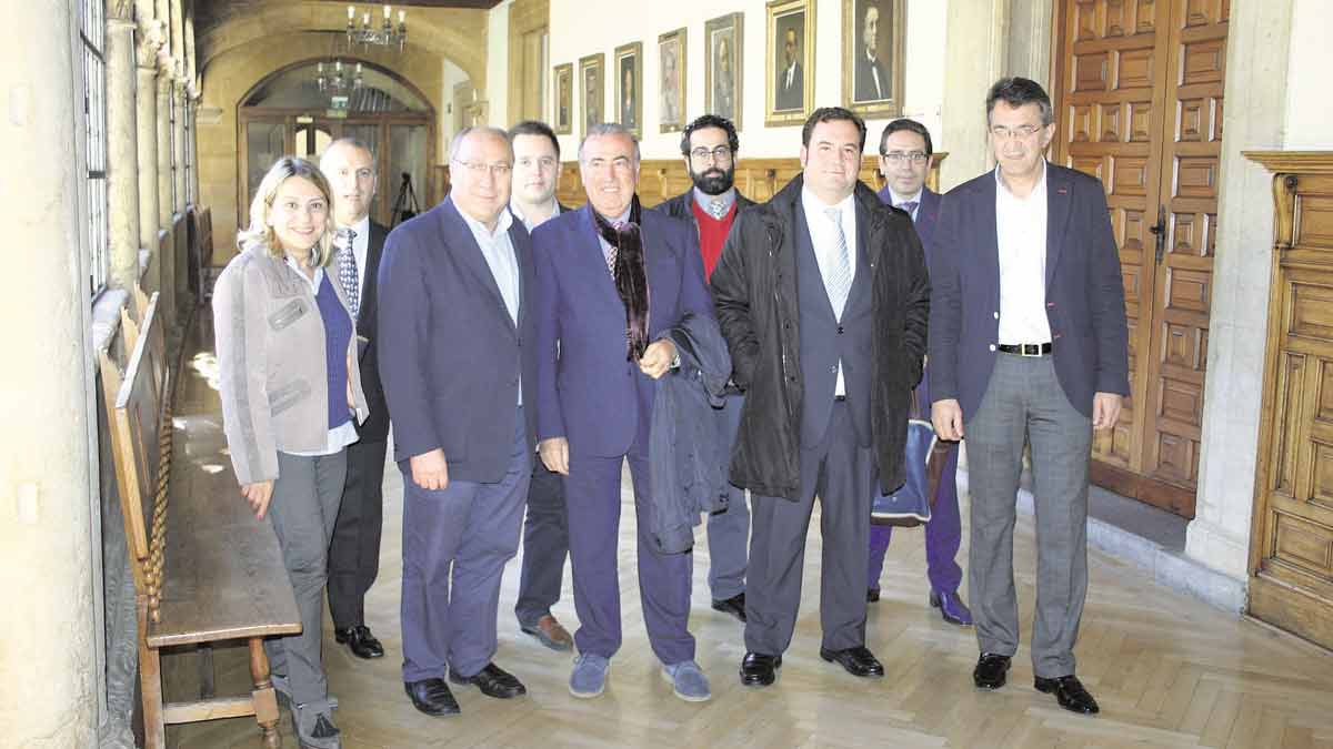 Juan Majo y Genaro Martínez, este miércoles en la Diputación con representantes de León Gótico.