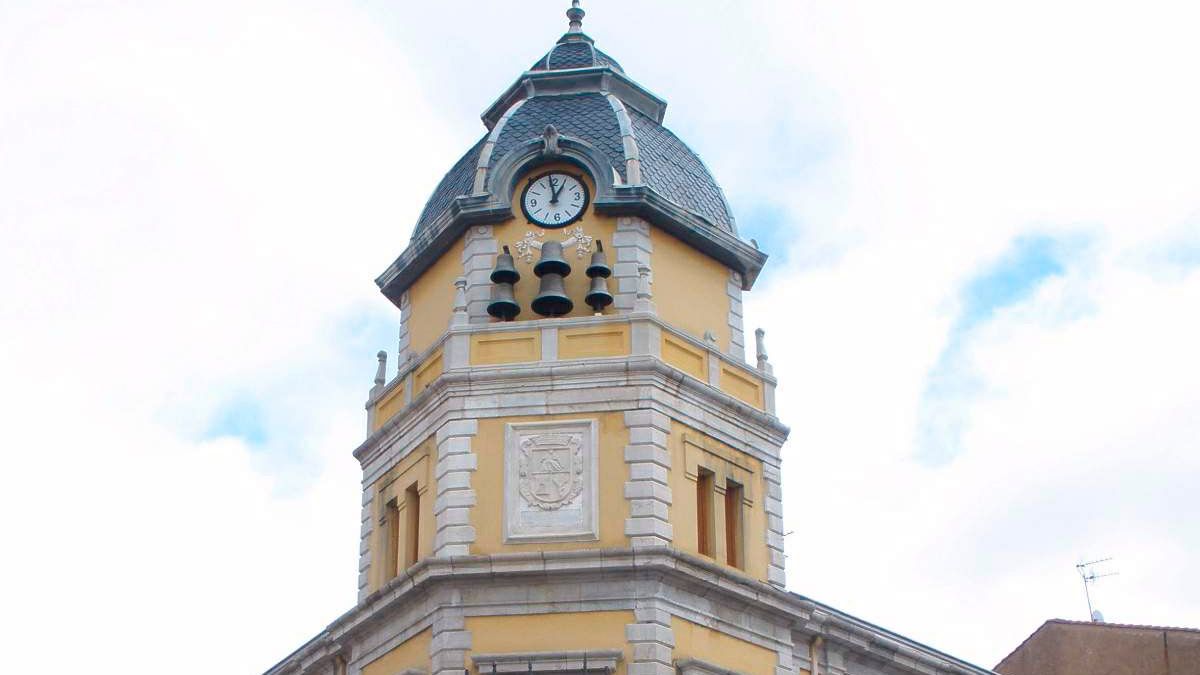 Parte superior del edificio sede del Ayuntamiento de La Bañeza. | L.N.C.