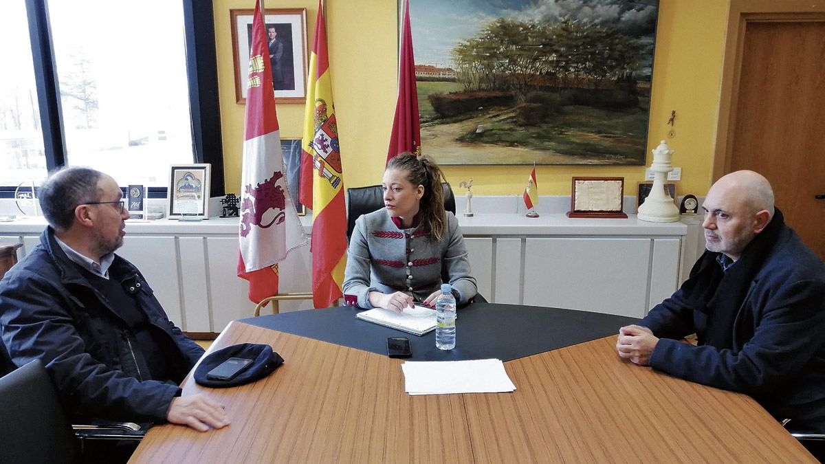 José Luis Chamosa, Ester Muñoz y Vicente Carvajal durante la reunión. José Luis Chamosa, Ester Muñoz y Vicente Carvajal durante la reunión.