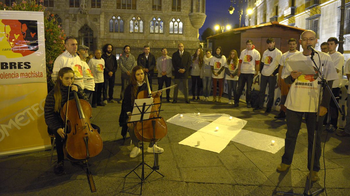 Botines acogió este miércoles una concentración de hombres y mujeres contra la violencia machista. | MAURICIO PEÑA