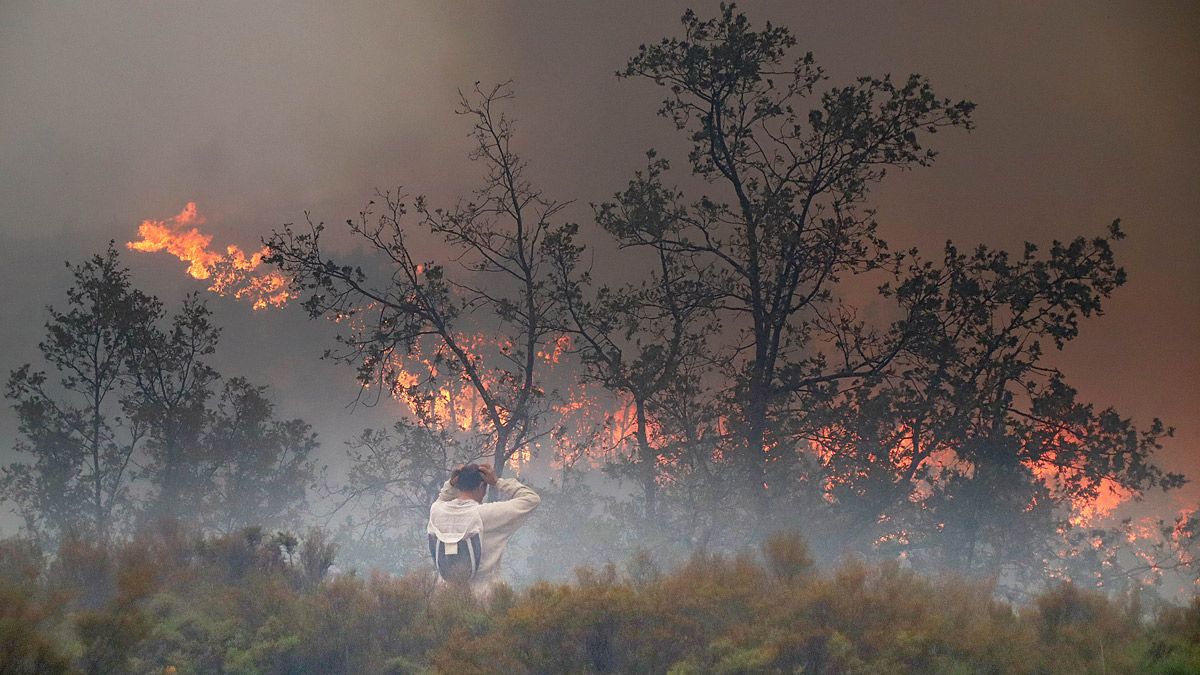 Fotografía del incendio en el campo de tiro del Teleno | PEIO GARCÍA