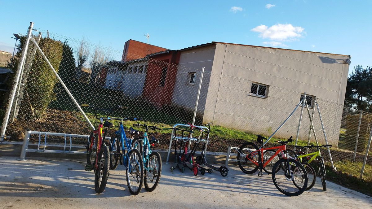 Nuevo aparcamiento de bicicletas y patines al lado del Polideportivo. | L.N.C. Nuevo aparcamiento de bicicletas y patines al lado del Polideportivo. | L.N.C.