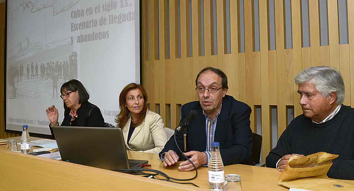 Consuelo Naranjo Orovio estuvo acompañada por Elena Aguado y José Luis Chamosa. | MAURICIO PEÑA
