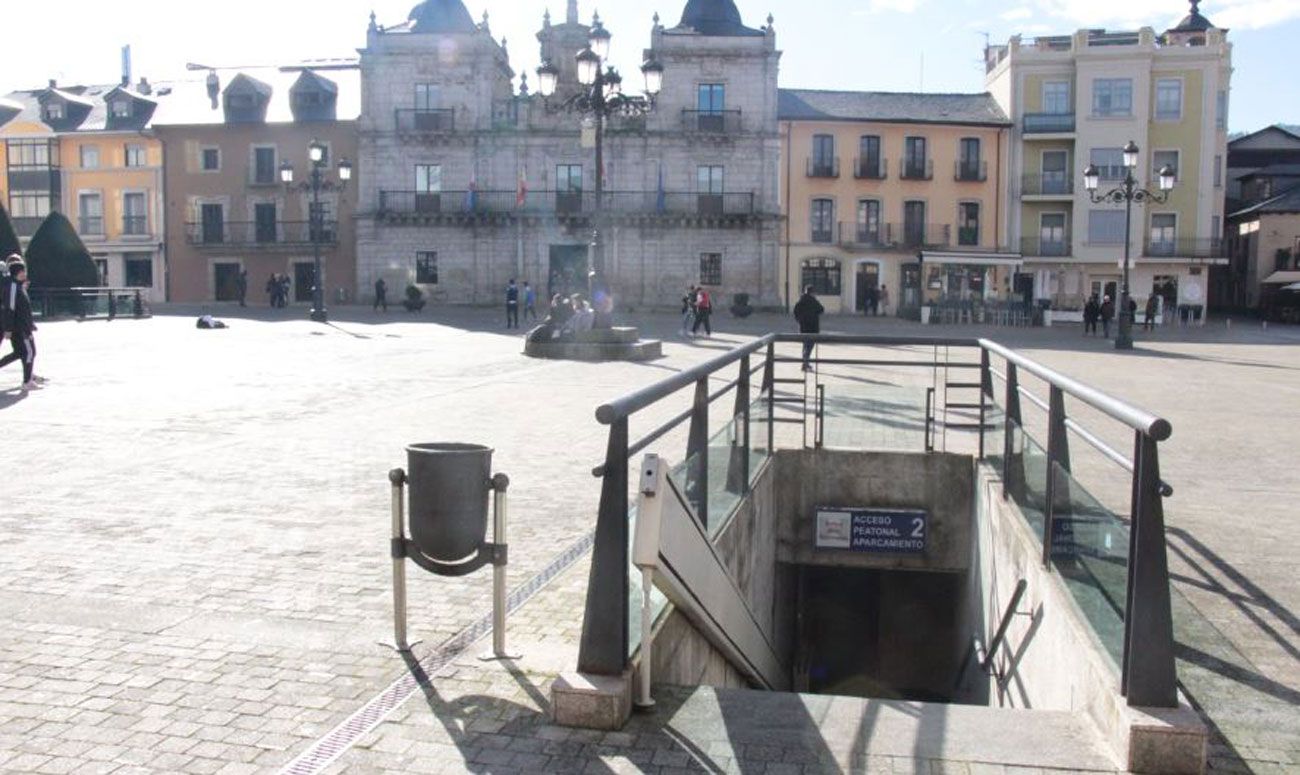 Entrada al aparcamiento subterráneo de la plaza del Ayuntamiento.