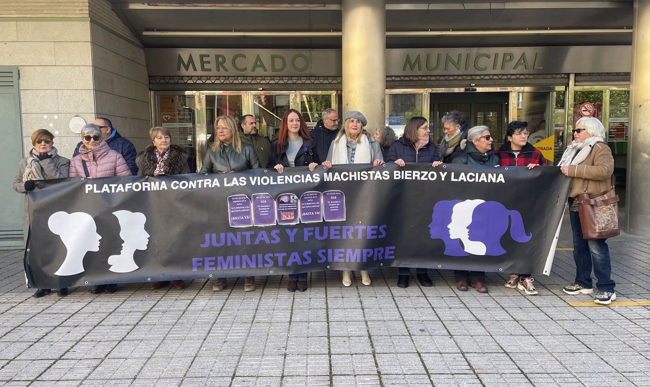 Concentración frente a la plaza de Abastos de Ponferrada. | Javier Fernández