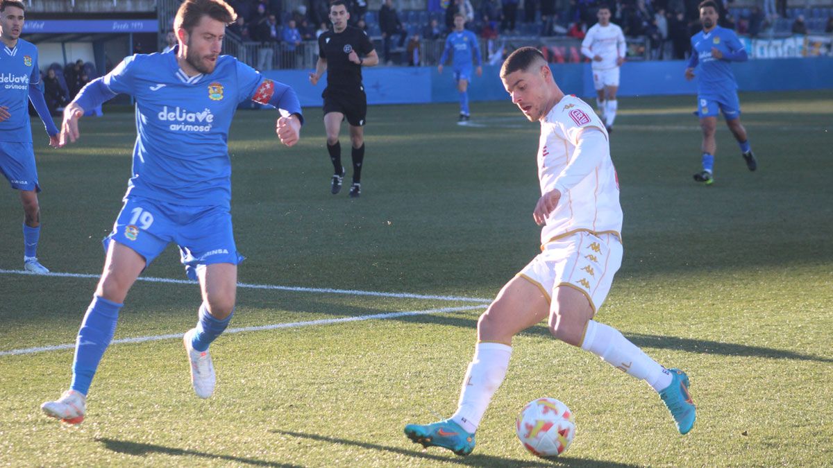 Alarcón busca una acción durante el partido. | ISAAC LLAMAZARES