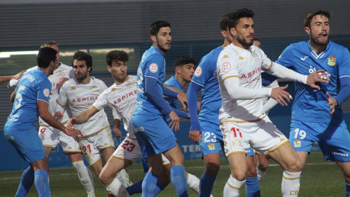 Los jugadores de la Cultural intentan rematar un córner en el choque en Fuenlabrada. | ISAAC LLAMAZARES