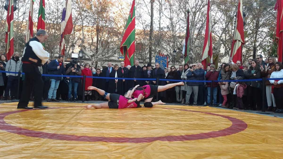 Exhibición de lucha leonesa en Sevilla. | L.N.C.