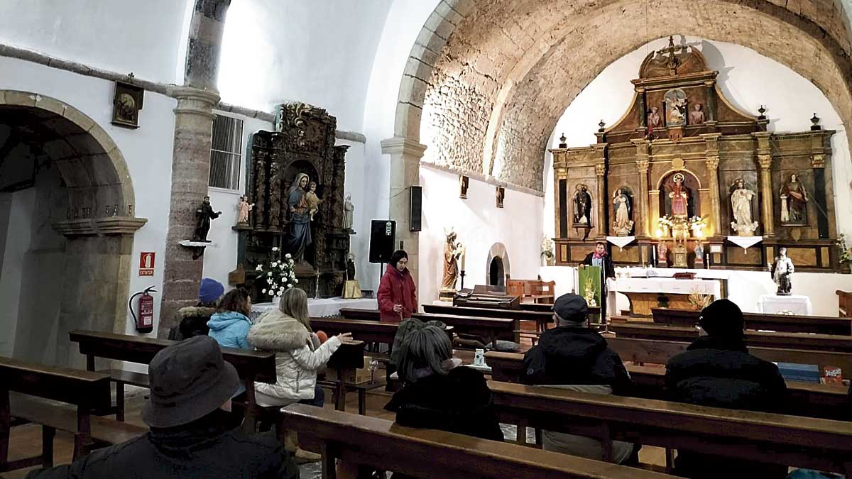 La iglesia de San Vicente albergó ayer la subasta de San Antón, que se ha recuperado por las fiestas. | L.N.C.