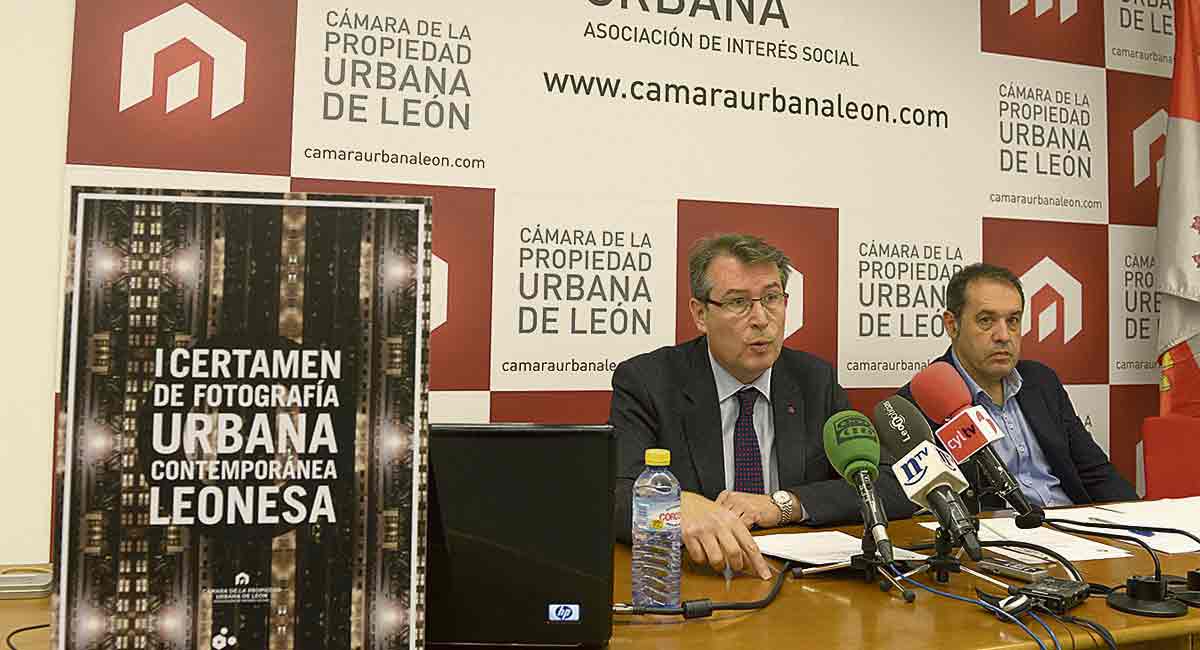 Miguel Ángel Sánchez y Pablo Martínez, ayer en la sede de la Cámara de la Propiedad Urbana de León. | MAURICIO PEÑA