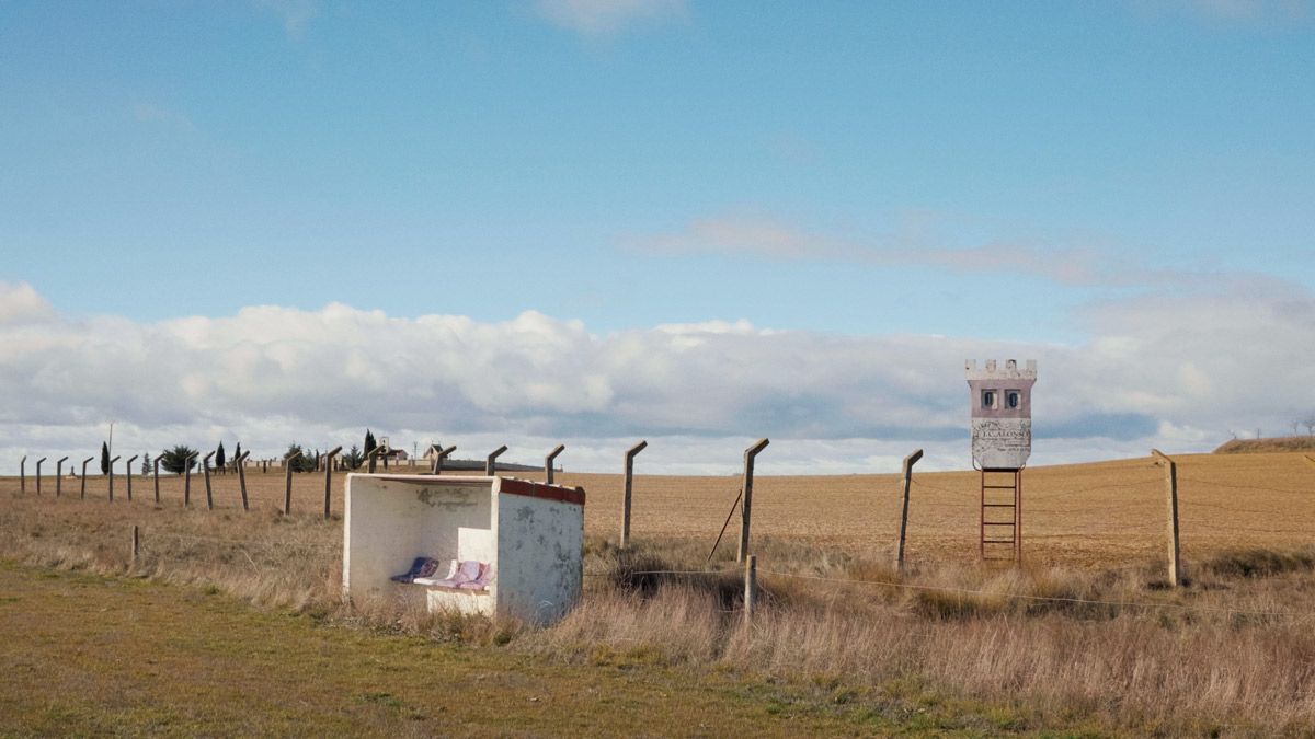 Imagen de un campo de fútbol de la provincia que sale en el documental. | ICAL