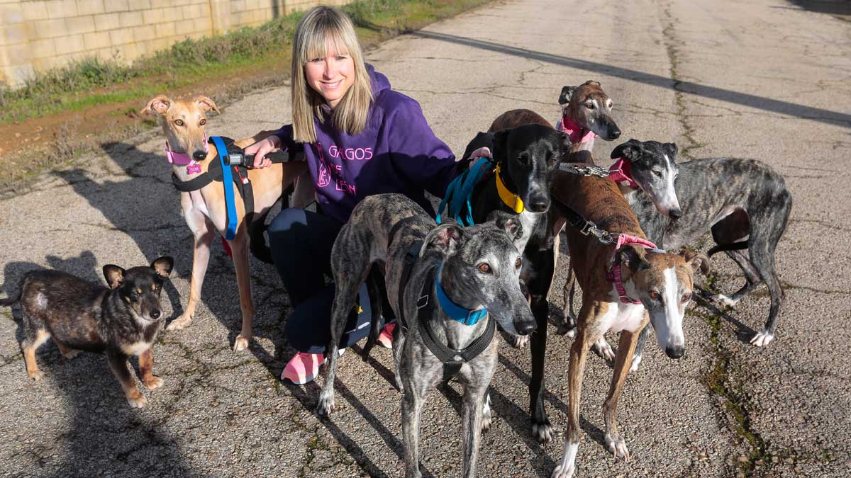 La presidenta de la Asociación de Galgos León, Lorena Alonso, junto a algunos perros. | CAMPILLO (ICAL)