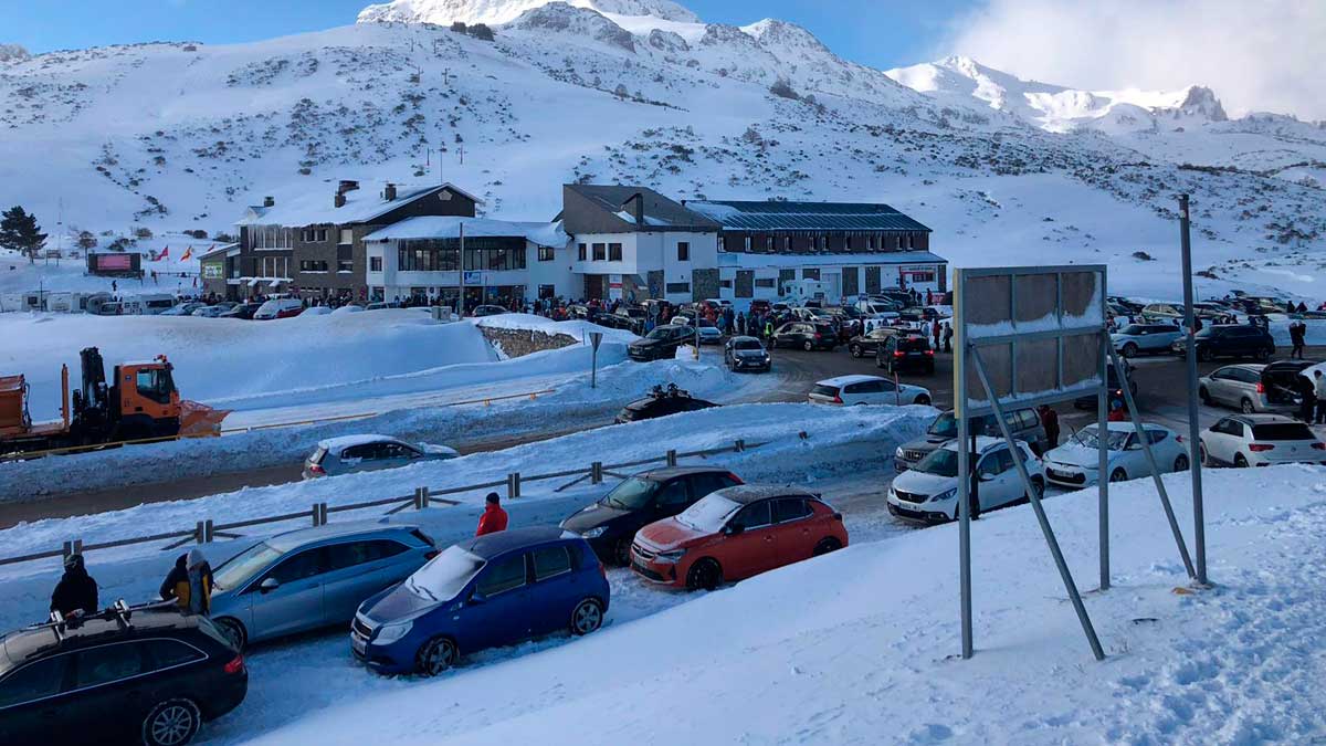 Colas y atascos en el acceso a la estación de esquí de San Isidro. | L.N.C.