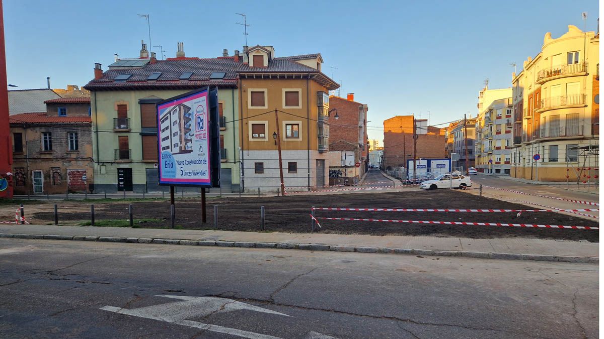 Aún habrá que demoler los edificios ubicados tras las casetas de obra. | A. MARTÍNEZ